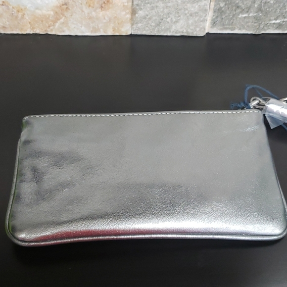 🎁 Dooney & Bourke Small Carrington Wristlet - Picture 3 of 5